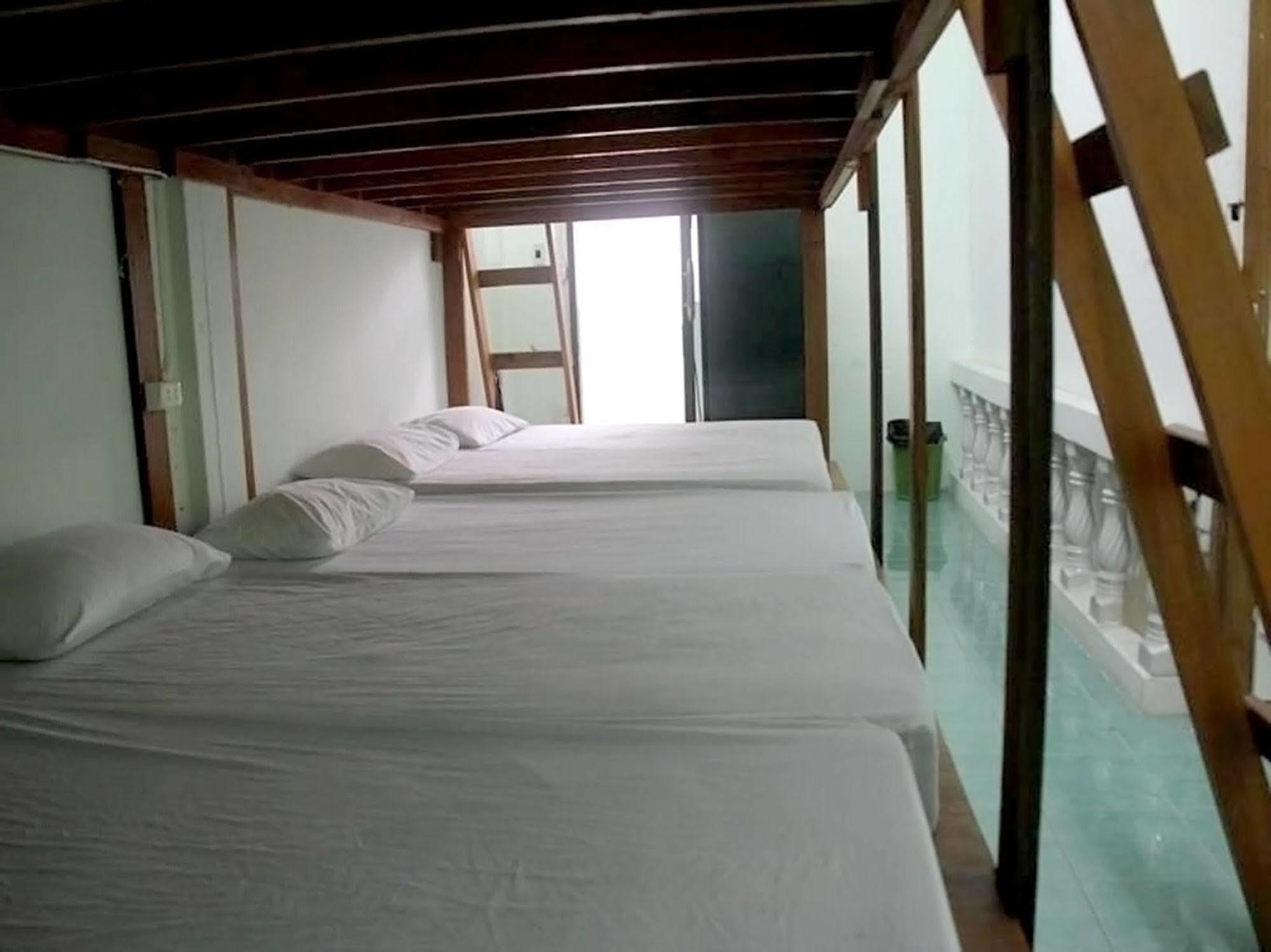 Wild & Wandering Backpacker Hostel & Bar Haad Rin Eksteriør bilde