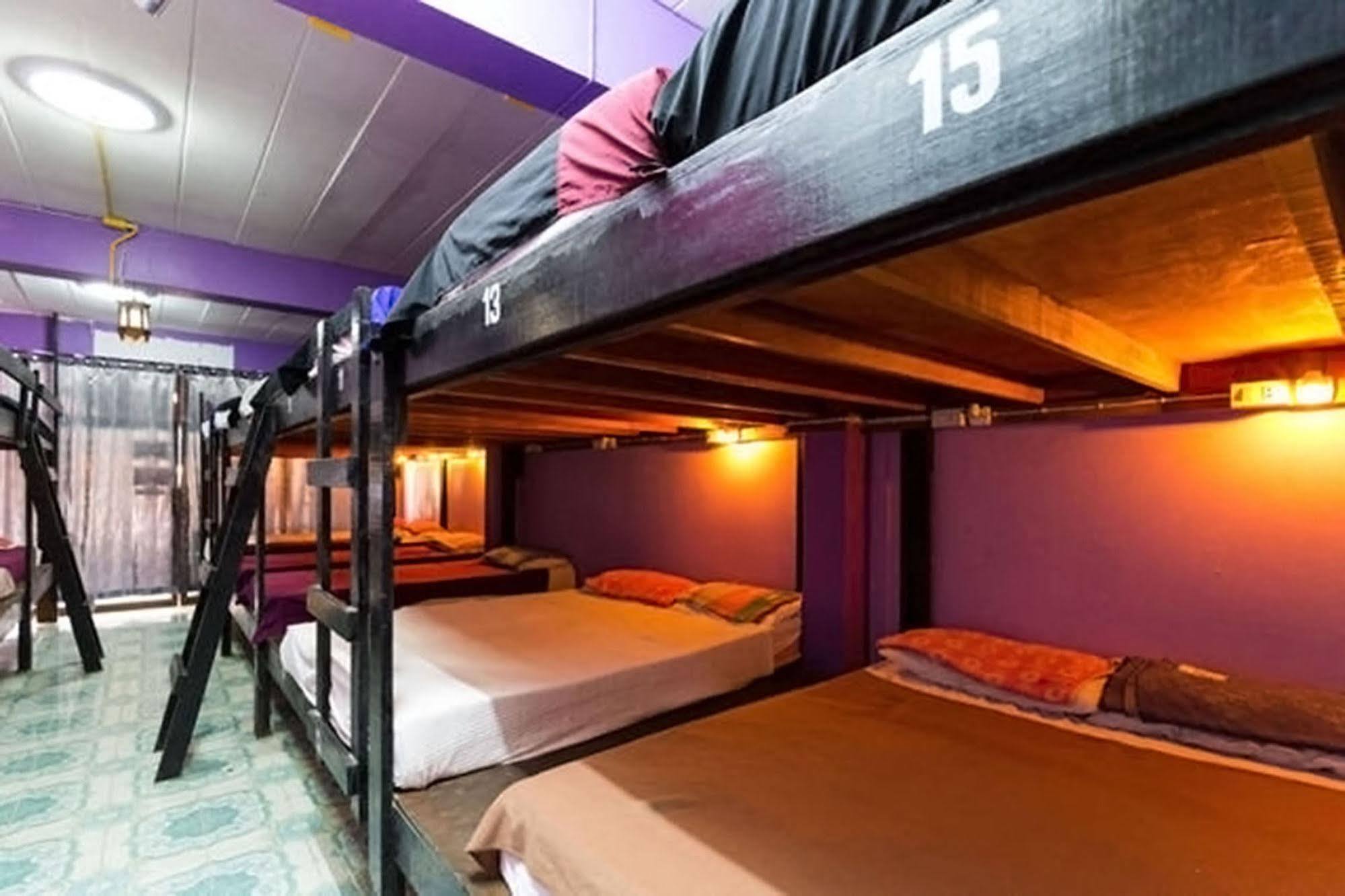 Wild & Wandering Backpacker Hostel & Bar Haad Rin Eksteriør bilde